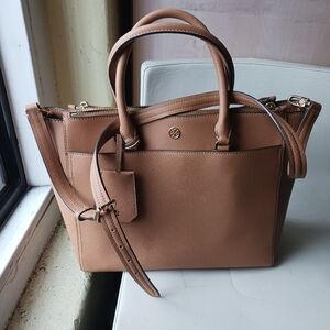 Tory burch Women Robinson Tote Bag Tan/Brown Great Condition